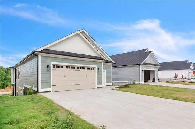 view of front facade featuring a front yard and a garage