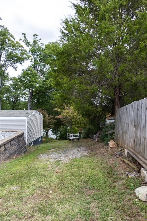 view of yard featuring a storage shed