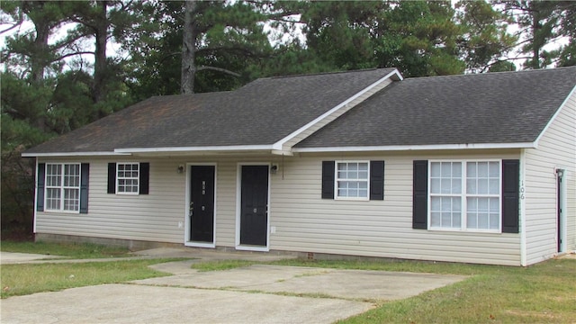 view of front facade featuring a front lawn