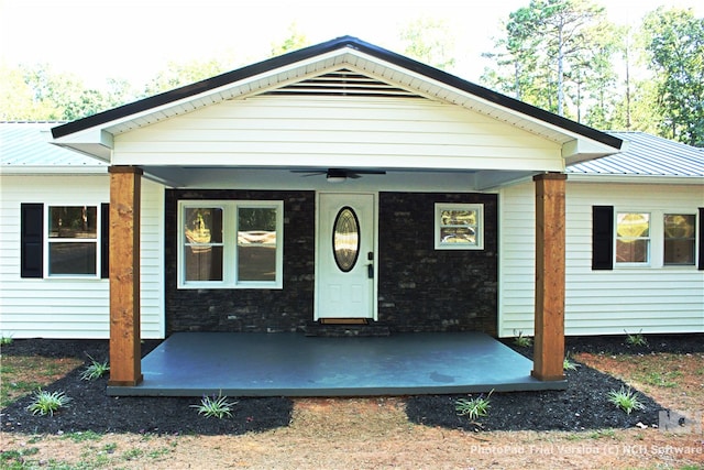 view of front of property featuring a porch and ceiling fan