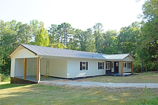 ranch-style home featuring a front yard