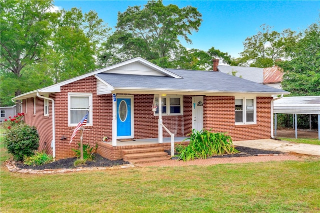 view of front of house featuring a front yard and a carport