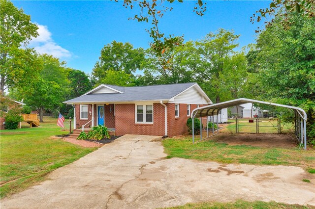 view of front of property featuring a front lawn and a carport