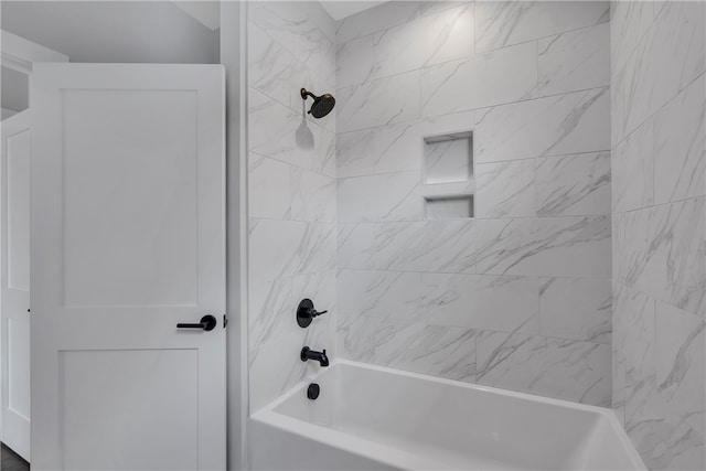 bathroom with tiled shower / bath