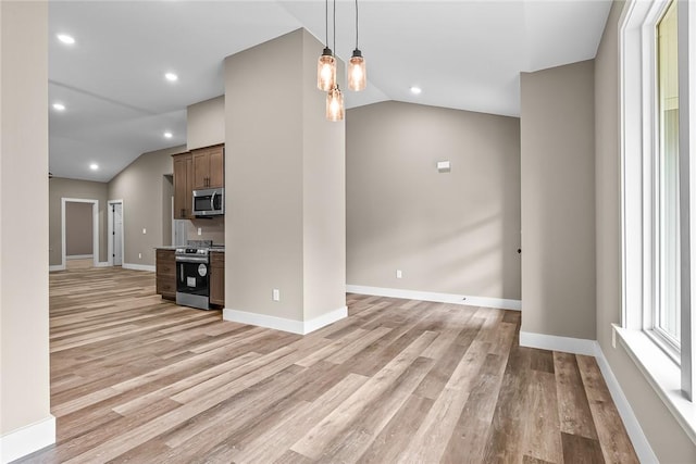 156 Grand Oak Cir, Pendleton, SC 29670 - unfurnished living room featuring recessed lighting, baseboards, vaulted ceiling, and light wood-type flooring