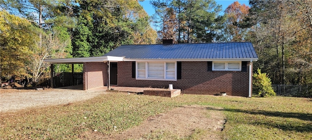 view of front of home featuring a front lawn and a carport