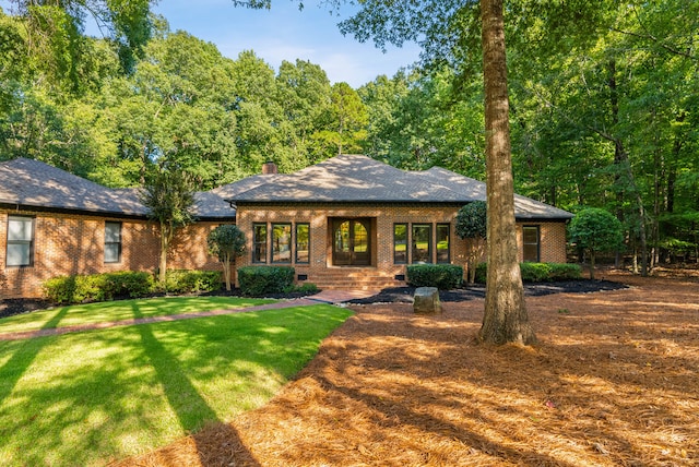 view of front of property with a front lawn