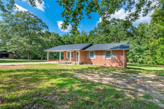 ranch-style home featuring a front lawn