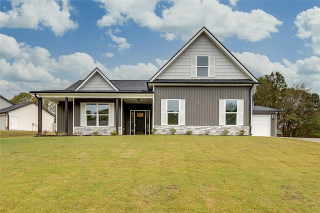 craftsman inspired home with a front lawn and a garage