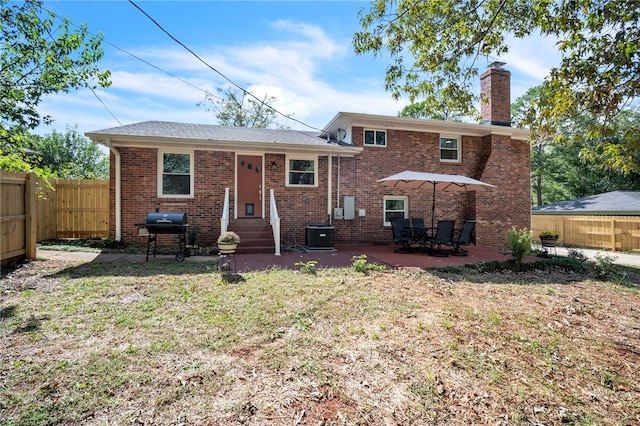 view of front facade featuring a patio and a front yard