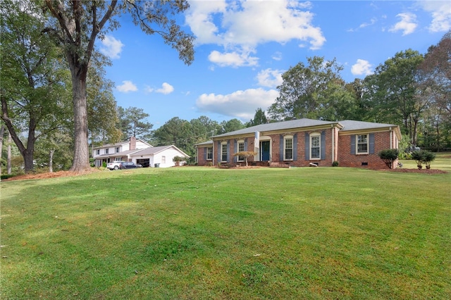 ranch-style home featuring a front lawn