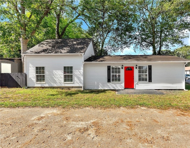 view of front facade with a front yard