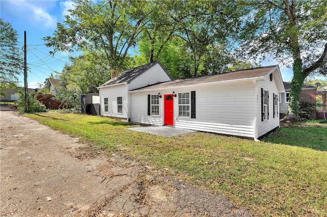 view of front of house featuring a front yard and a patio area