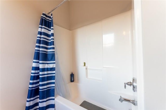 bathroom featuring shower / tub combo with curtain