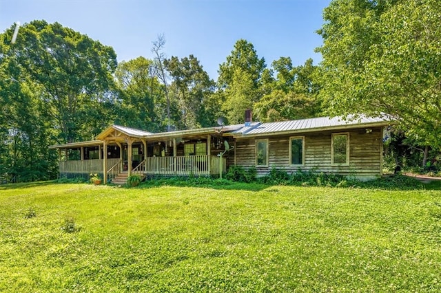 view of front facade featuring a front yard and covered porch