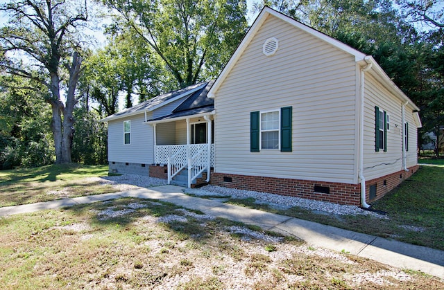 view of front facade featuring a front yard