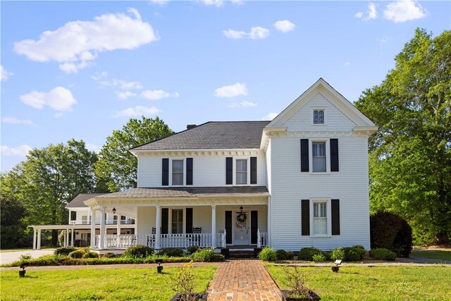 view of front of property featuring a front lawn and covered porch