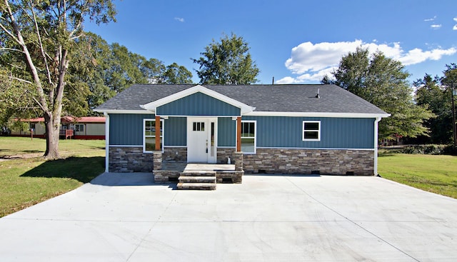 craftsman-style home featuring a front lawn