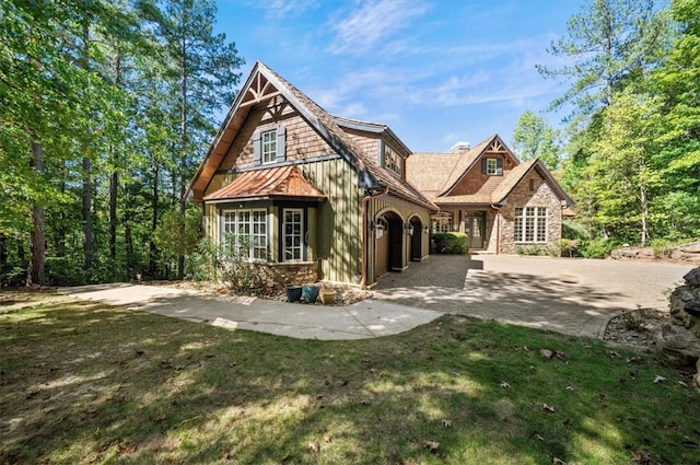 view of front of property featuring a front lawn