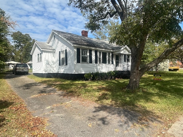 view of front of home featuring a front lawn