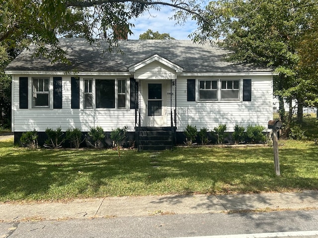 view of front of home featuring a front yard