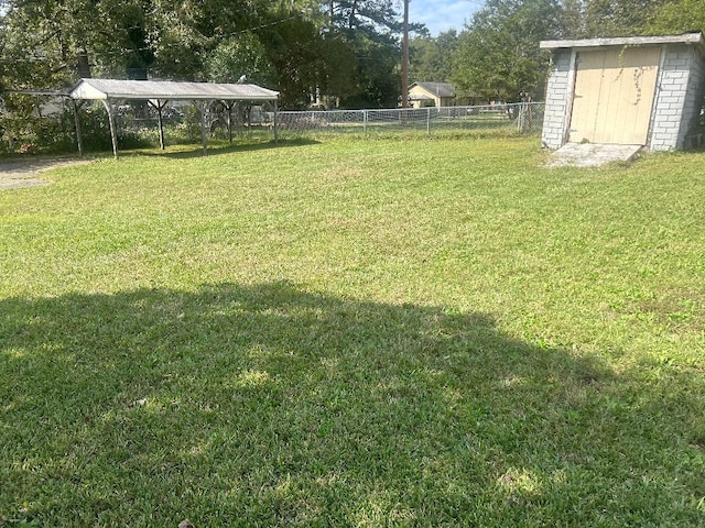 view of yard featuring a storage unit