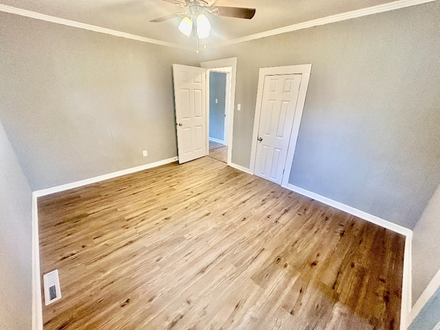 unfurnished room featuring light hardwood / wood-style flooring, ornamental molding, and ceiling fan