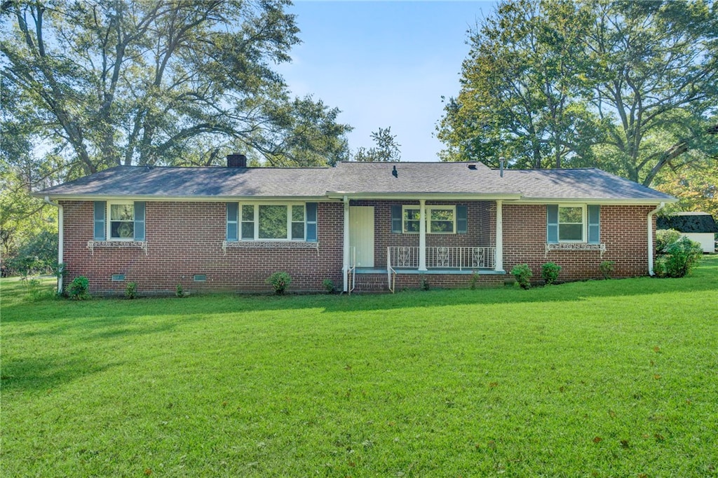 single story home featuring a front yard