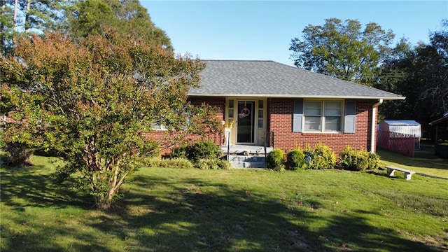 view of front facade featuring a shed and a front yard