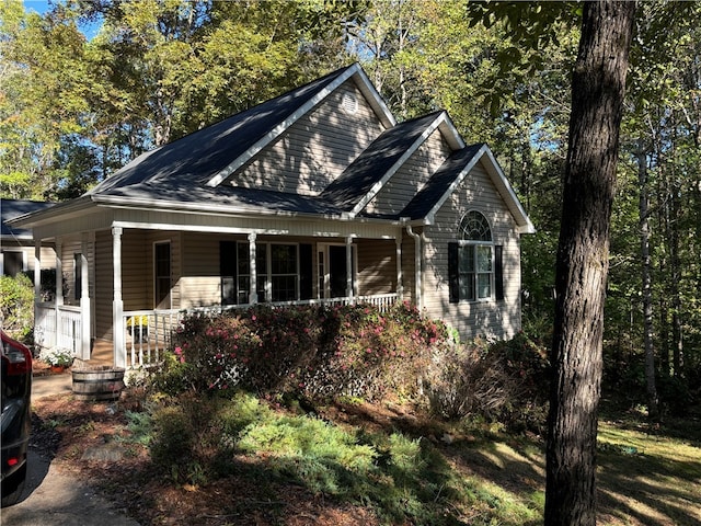 view of front of property featuring covered porch