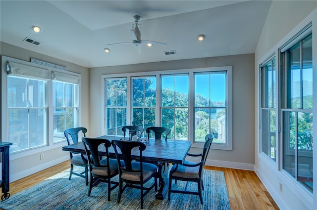 dining room featuring lofted ceiling, light hardwood / wood-style floors, and ceiling fan