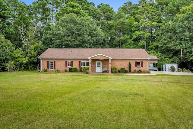 ranch-style home featuring a front lawn