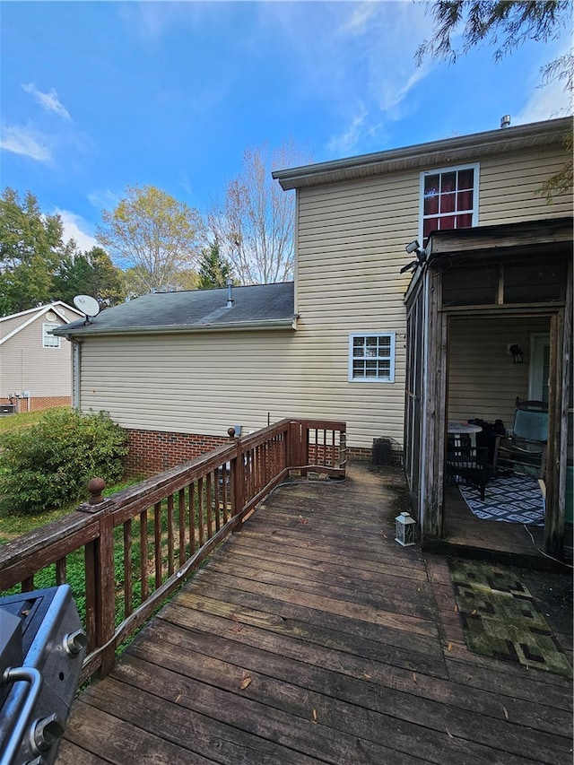 property entrance featuring a deck