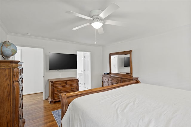 bedroom featuring light hardwood / wood-style floors, ornamental molding, and ceiling fan