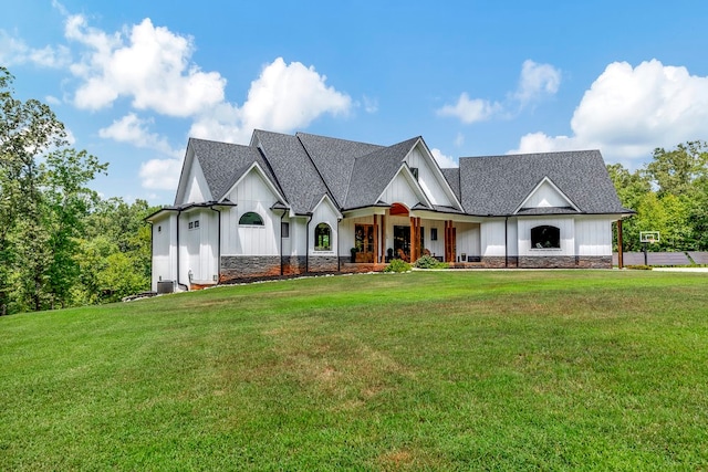 view of front of property featuring a front lawn