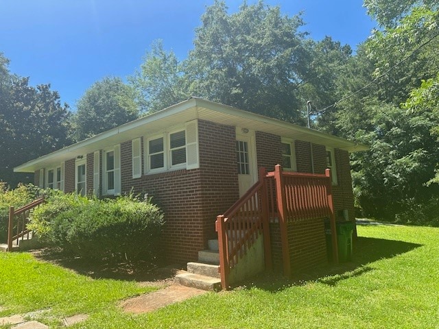 view of front of home with a front lawn