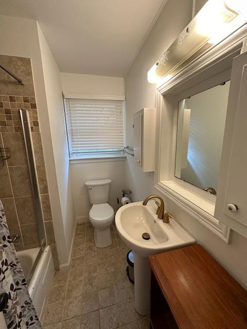 full bathroom featuring shower / bathtub combination with curtain, sink, and toilet