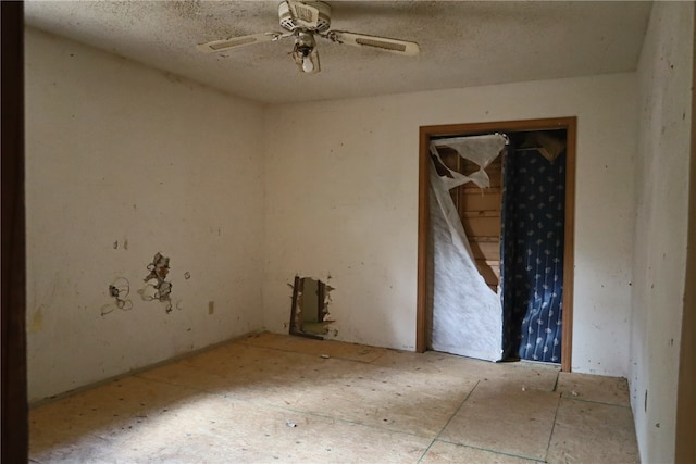 unfurnished room with a textured ceiling and ceiling fan