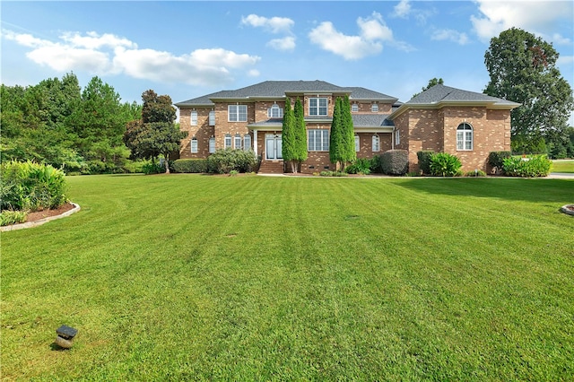 view of front facade with a front yard