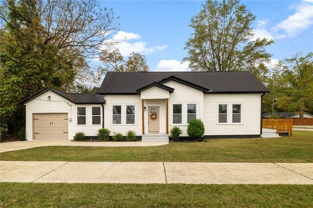 view of front facade featuring a front lawn and a garage