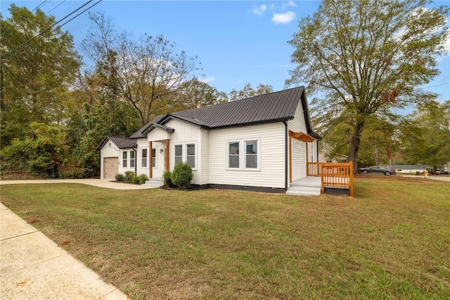 view of front of home featuring a front yard