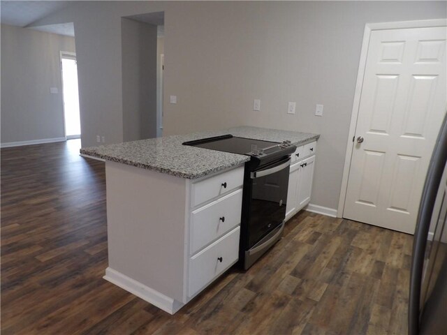 kitchen featuring electric stove, a peninsula, dark wood finished floors, and white cabinetry
