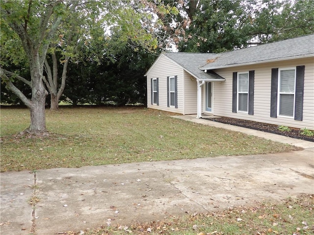 view of front of home with a front yard