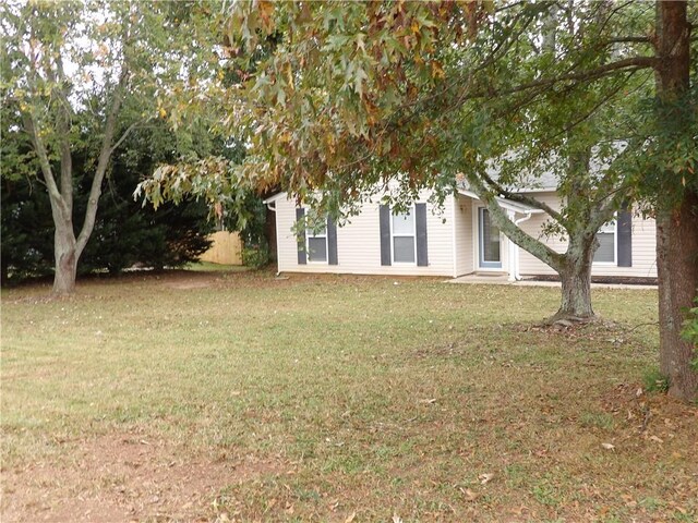 view of front of home featuring a front lawn