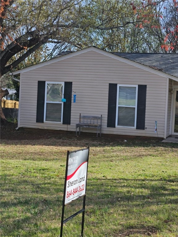 view of side of property featuring a lawn