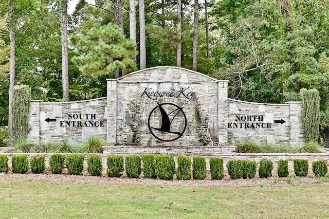 community sign featuring a yard