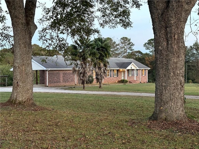 view of front of property featuring a front yard and a carport