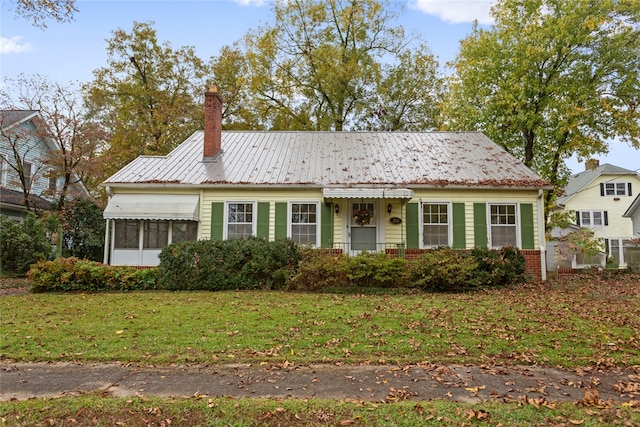 view of front of property with a front yard