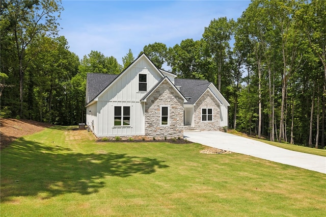 view of front facade featuring a front yard