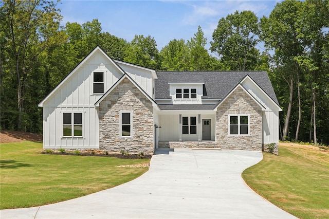 view of front of house featuring a front lawn